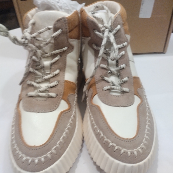 Dolce Vita Cream and Tan Ribbed Sole - Picture 2 of 9